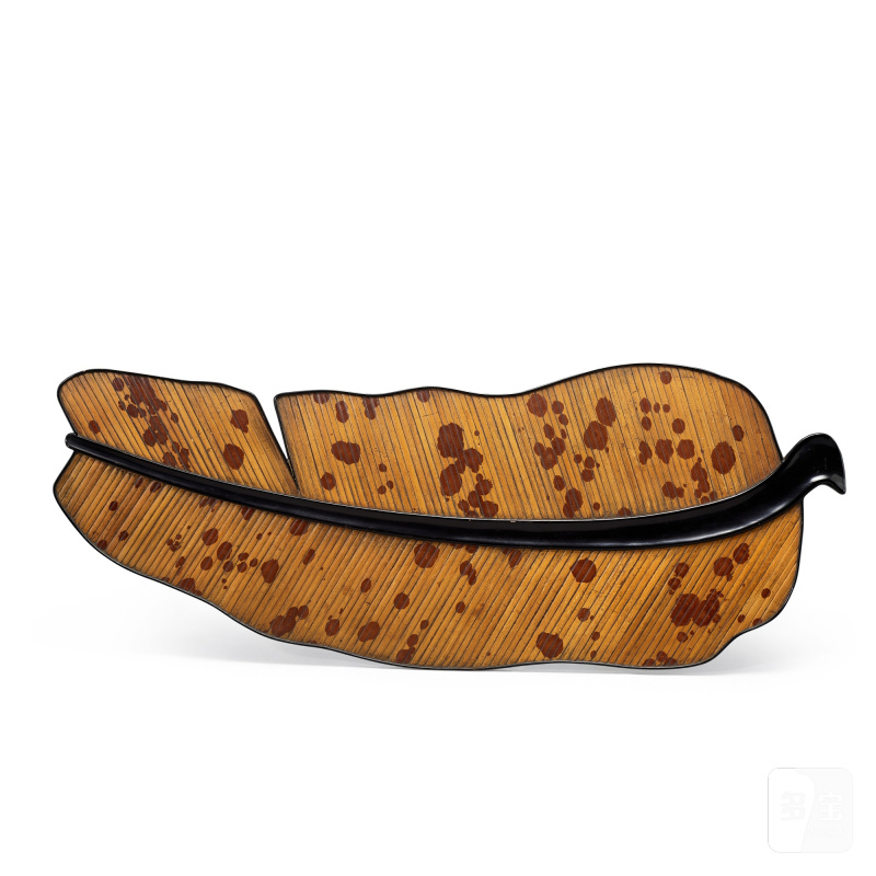 A spotted bamboo and lacquer leaf-shaped tea tray, Qing dynasty, 18th century | 清十八世紀 香妃竹黑漆芭蕉葉形茶盤 - 图2